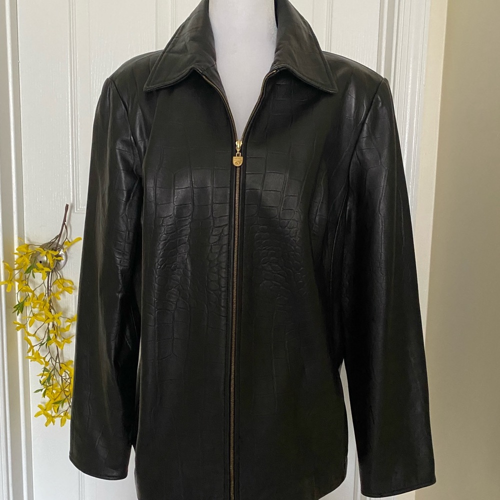Short  black leather jacket